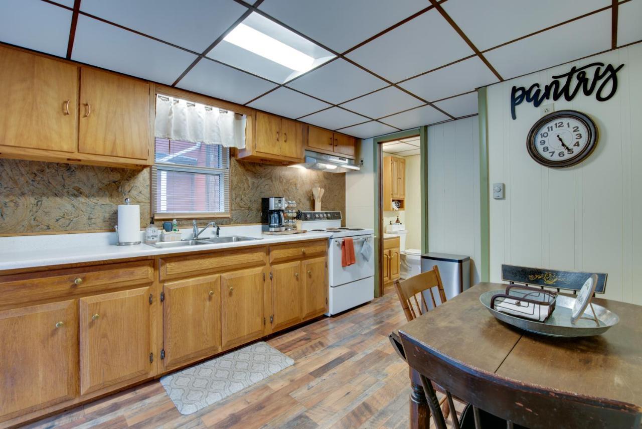 On Shared 10 Acres, On-site Trail Access Holiday home