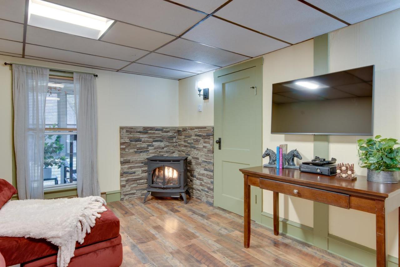 Holiday home On Shared 10 Acres, On-site Trail Access *