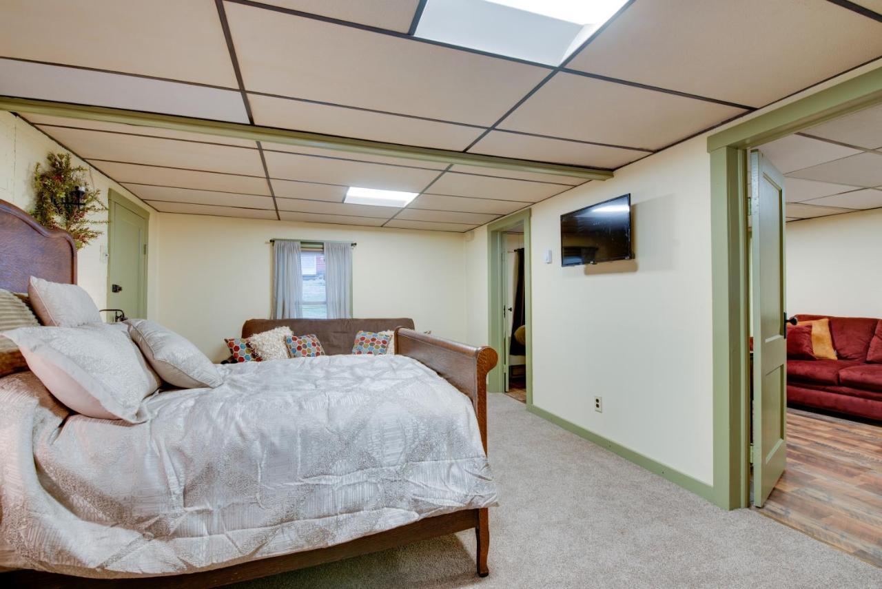 On Shared 10 Acres, On-site Trail Access Holiday home
