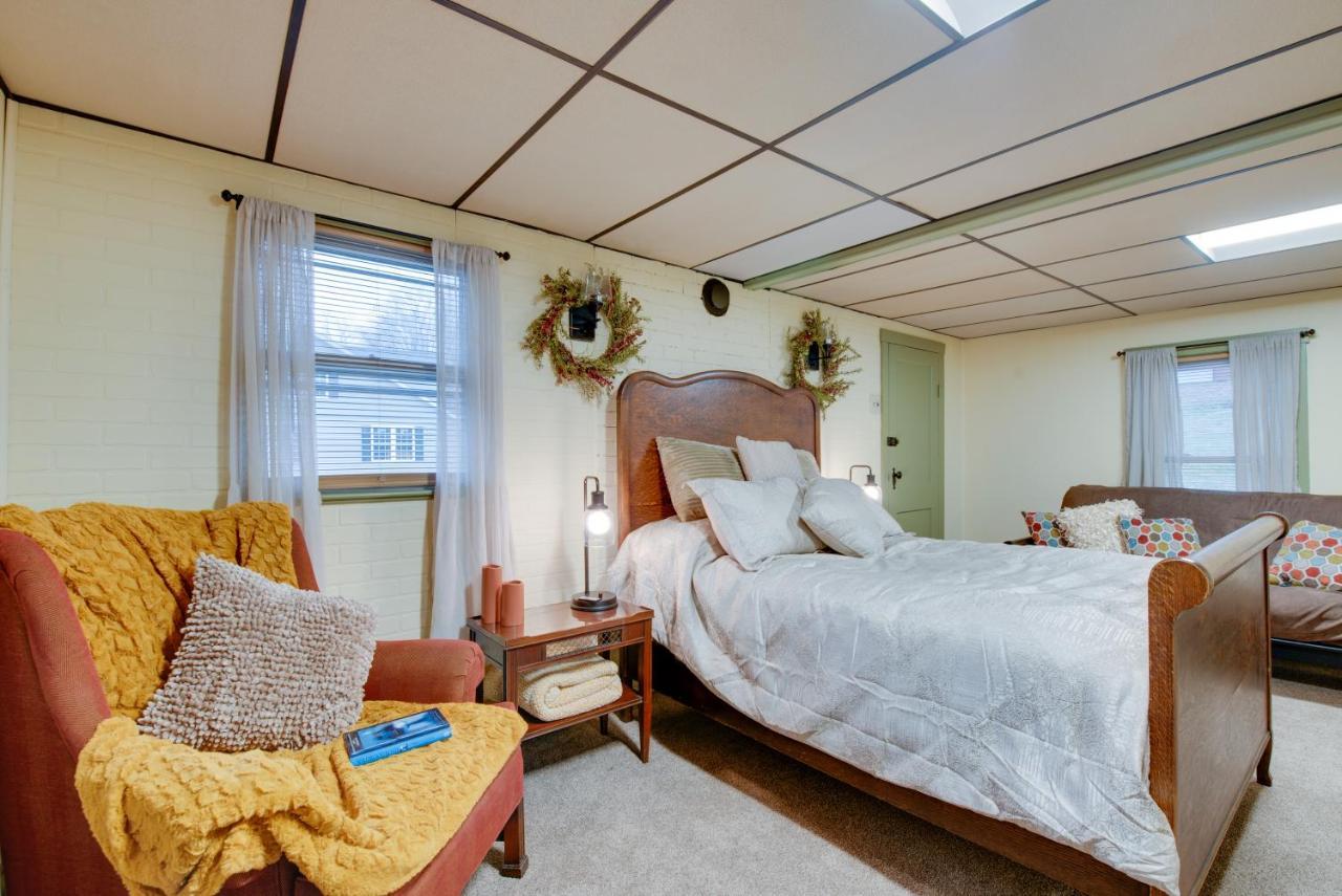 On Shared 10 Acres, On-site Trail Access Holiday home