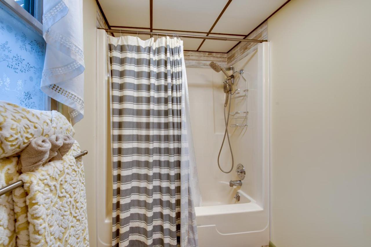 On Shared 10 Acres, On-site Trail Access Holiday home *